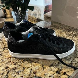 P448 - black glitter w purple accents